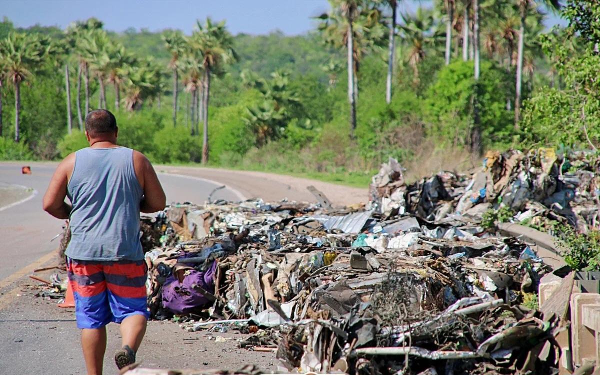 Carreta carregada com sucata tomba na BR-407 entre Jaicós e Patos do Piauí