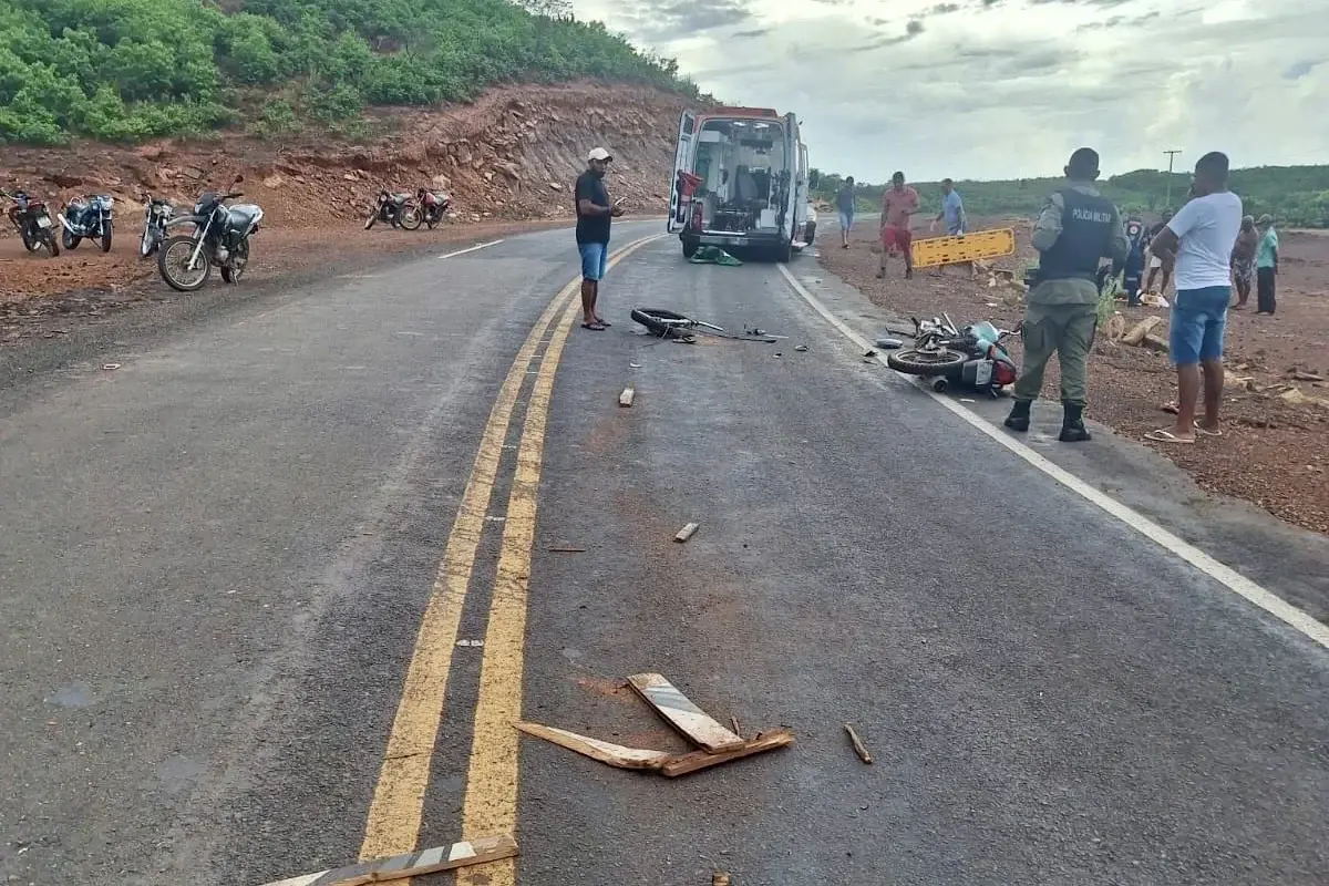 Acidente em Vera Mendes deixa moto destruída e homem com fraturas expostas; motorista é preso em Simplício Mendes após fuga
