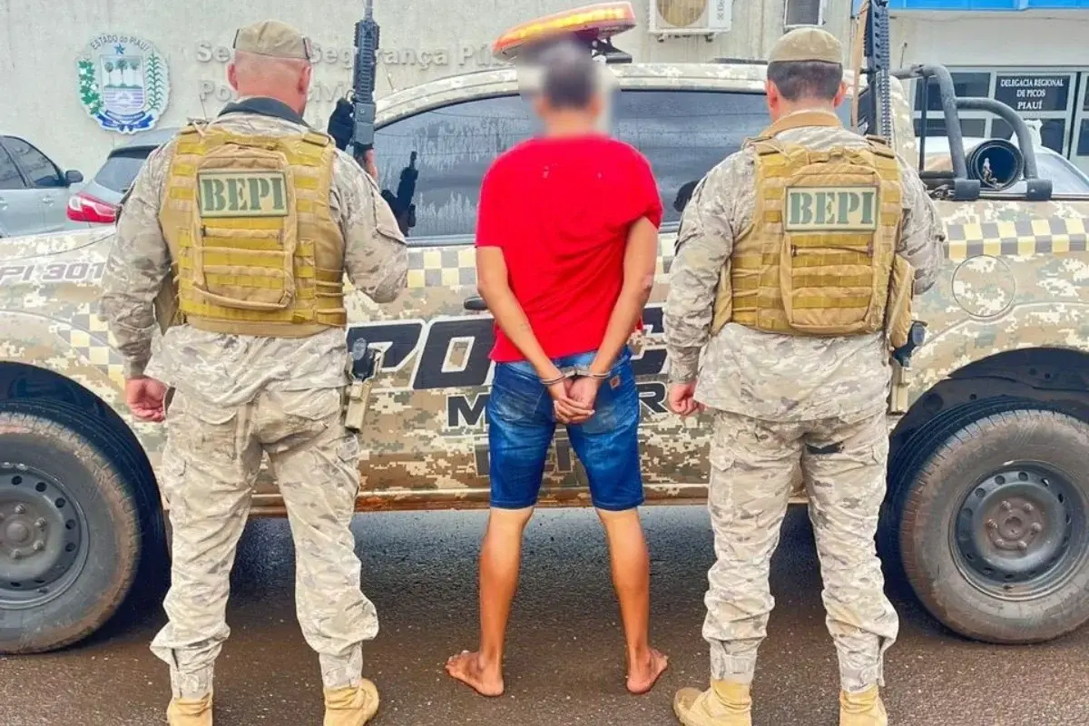 PM prende suspeito de tráfico de drogas após perseguição no bairro Aerolândia, em Picos