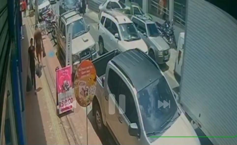 Foto capturada de imagens de câmera de segurança no momento da ação