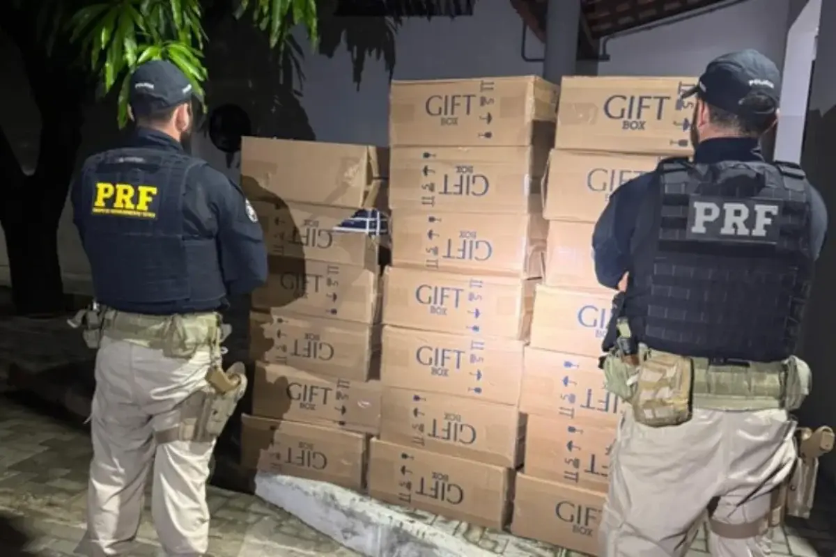 PRF apreende carga de 20 mil maços de cigarros contrabandeados em Barras-PI durante Operação Sentinela