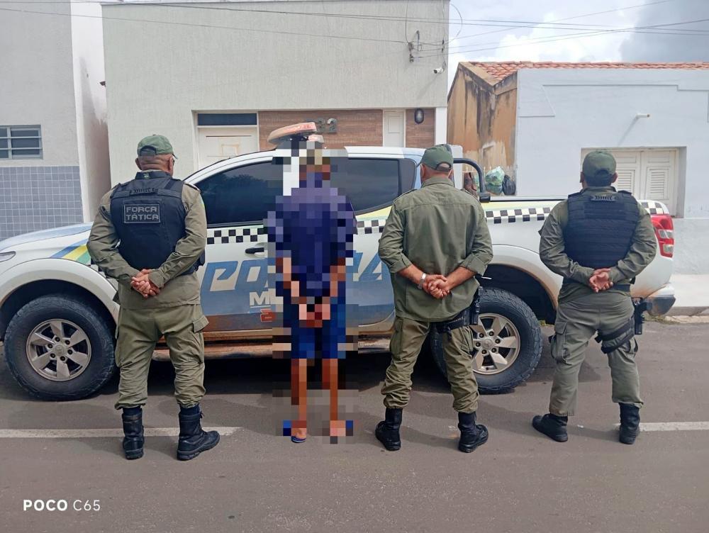 Homem com mandado de prisão por roubo é preso pela PM dentro do Fórum de Jaicós