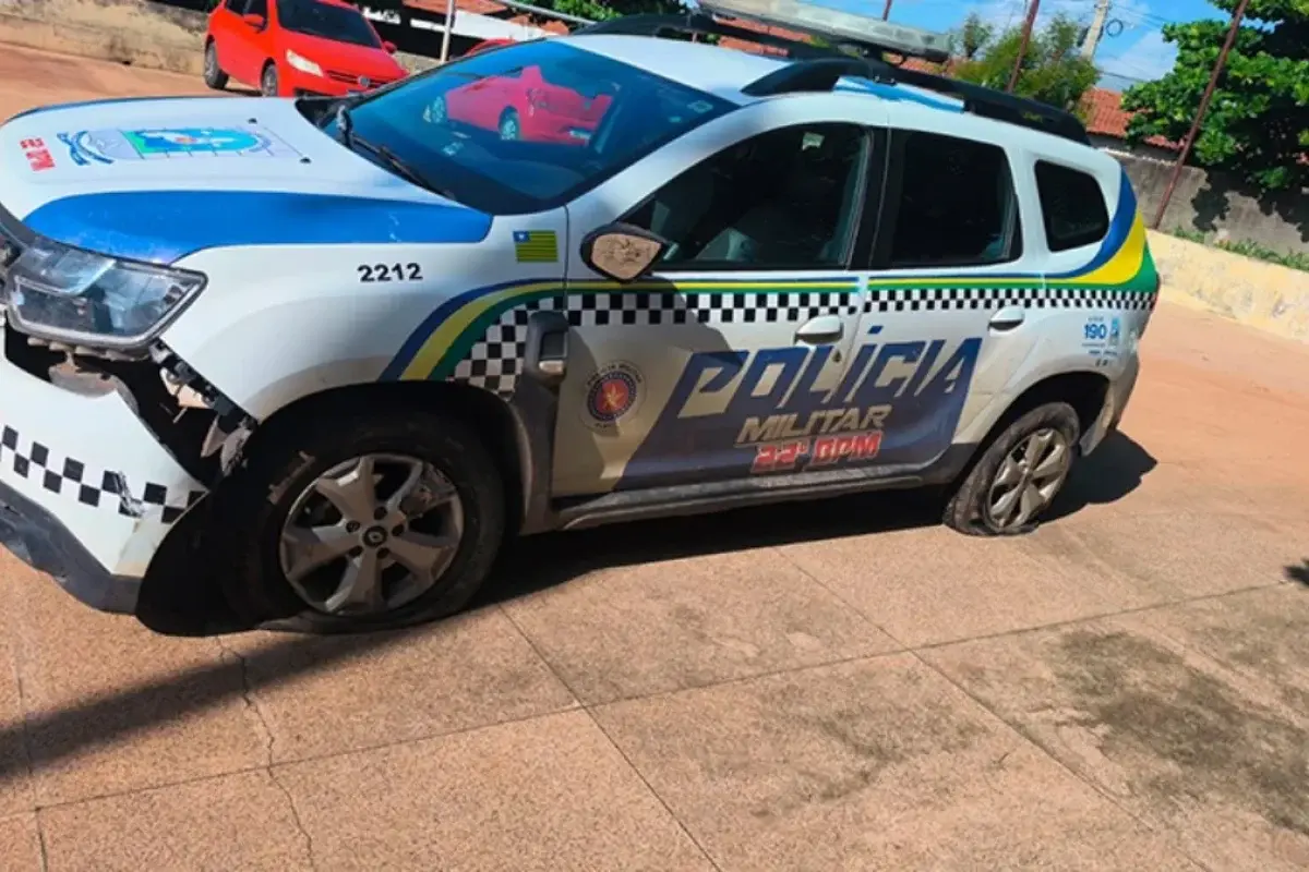 Motorista atinge viatura e quase atropela policiais durante ação da PM em Teresina