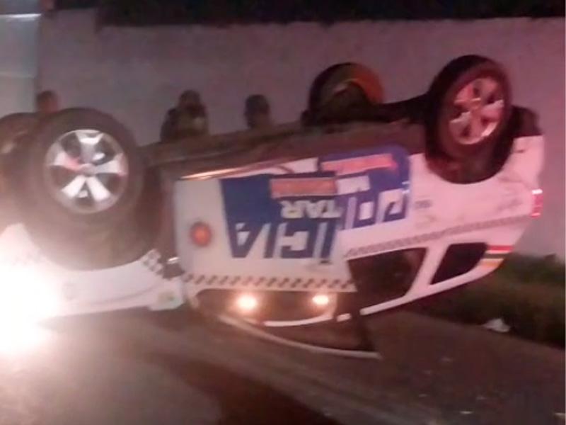 Motorista invade preferencial, provoca capotamento de viatura da PM e foge em Parnaíba