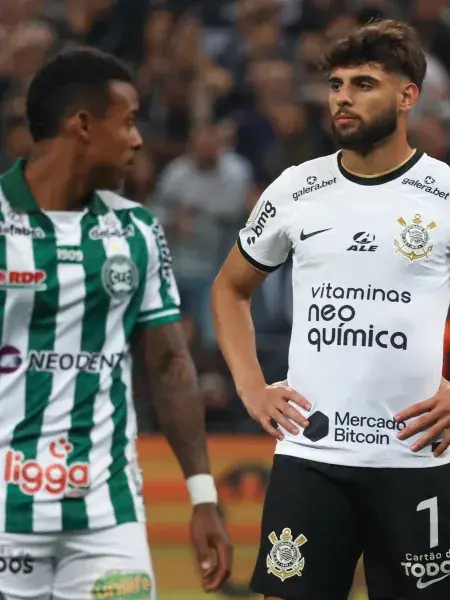 Na imagem é possível ver jogadores de ambos os times quando se preparam para mais um lance na partida pelo  Brasileirão
