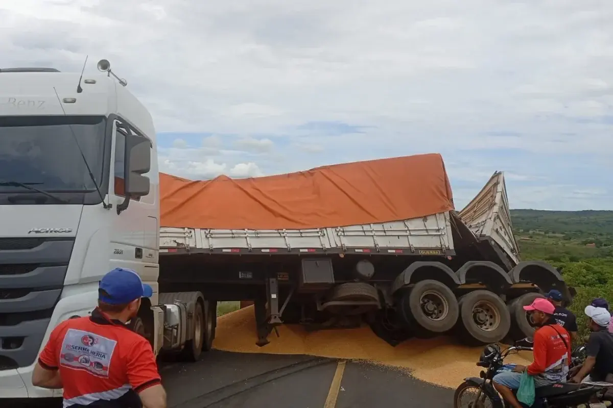 Carreta com carga de milho tomba na PI-245 entre Vera Mendes e Itainópolis e interdita rodovia