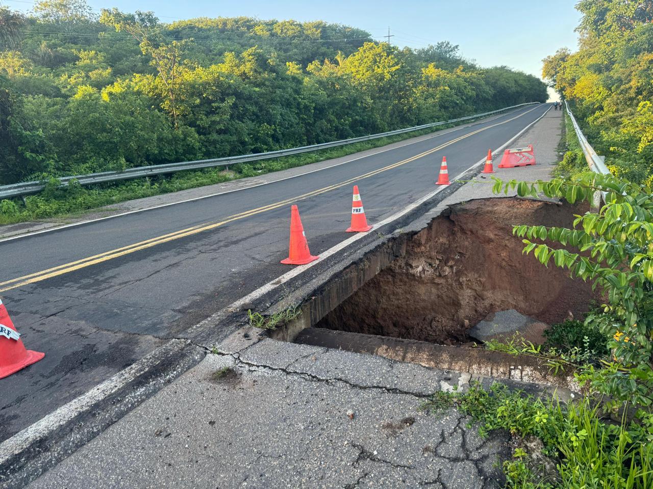 Cratera interdita totalmente a BR-343 entre Buriti dos Lopes e Parnaíba