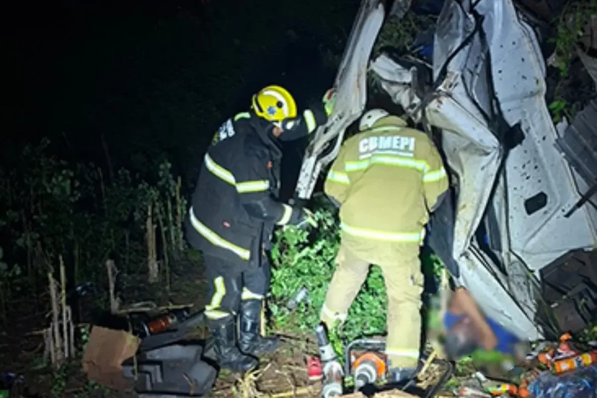 Motorista fica preso às ferragens e morre após carreta tombar na PI-236, em Oeiras; bombeiros fazem resgate