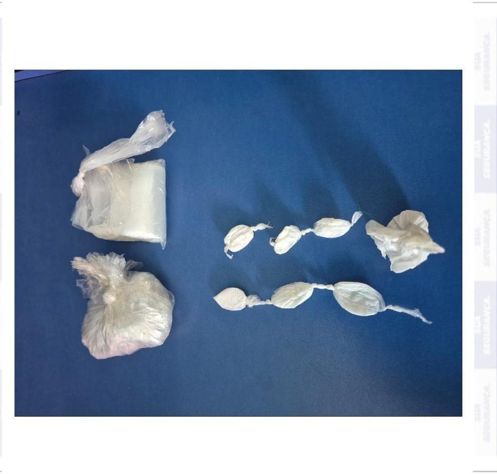 Mulher é conduzida à delegacia por tráfico de drogas em Serrolândia, distrito de Ipubi