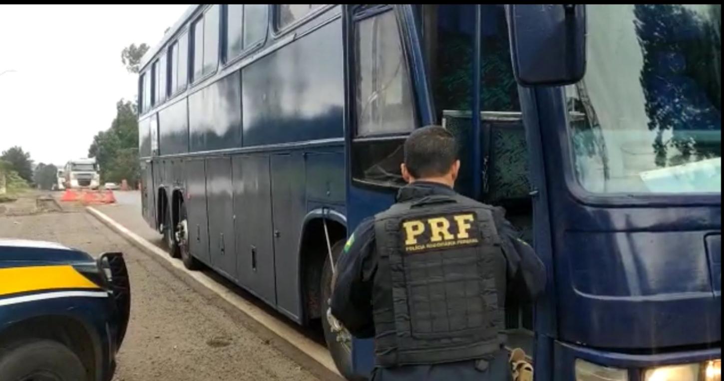 PASSAGEIRO É PRESO DENTRO DE ÔNIBUS E SURPREENDE POLÍCIA EM FISCALIZAÇÃO NA BR-316