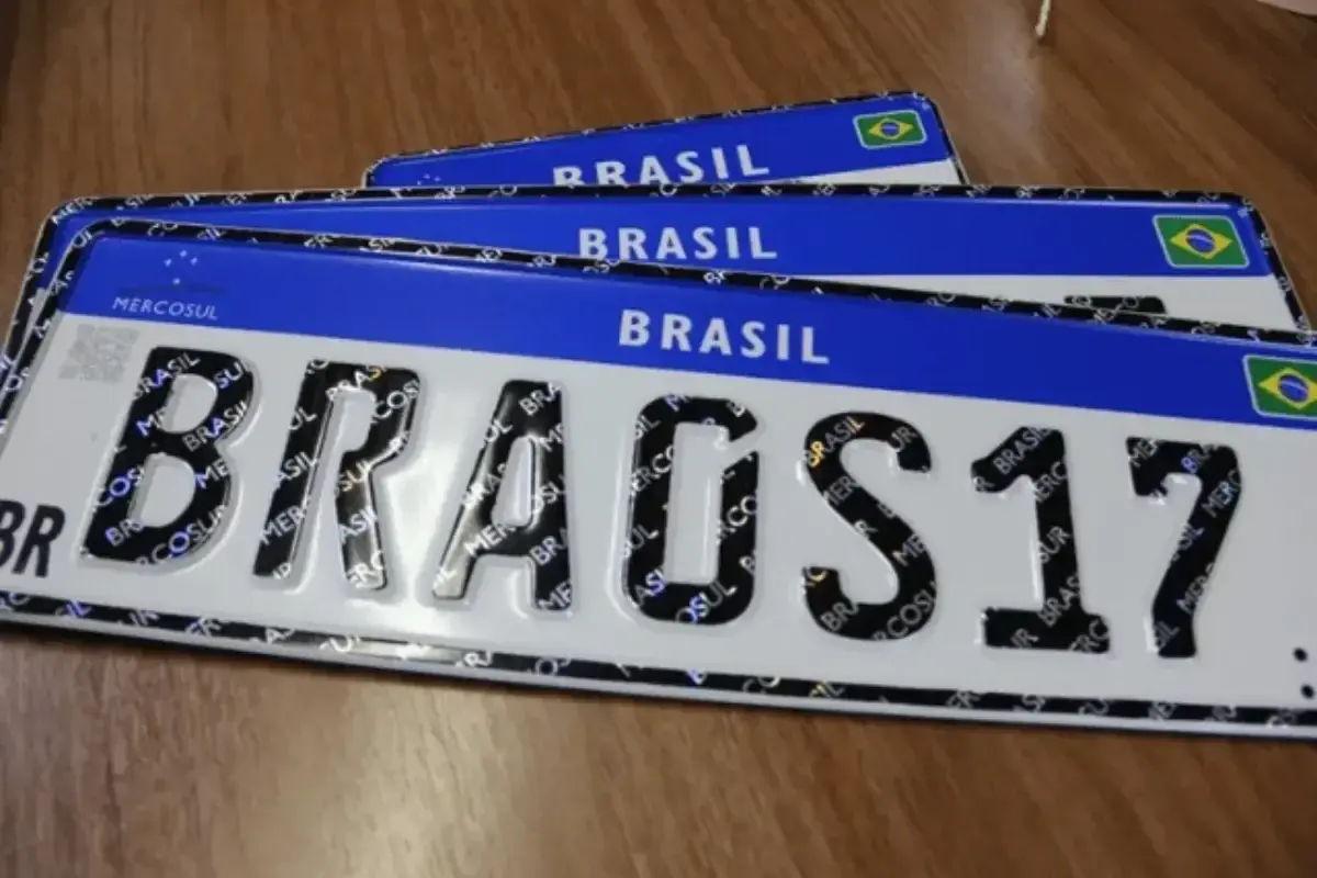 Placas de veículos no Brasil podem voltar a exibir cidade e estado; entenda a proposta