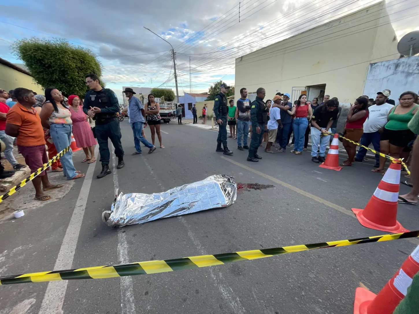 Gari morre atropelado pelo caminhão de coleta de lixo durante trabalho em Simões