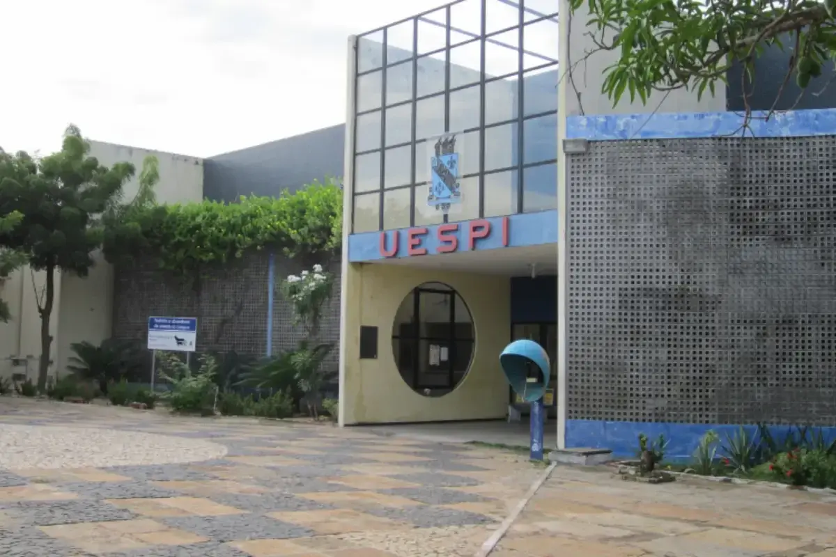 Homem invade campus da Uespi em Parnaíba, agride estudante e obriga ex-namorada a subir em motocicleta