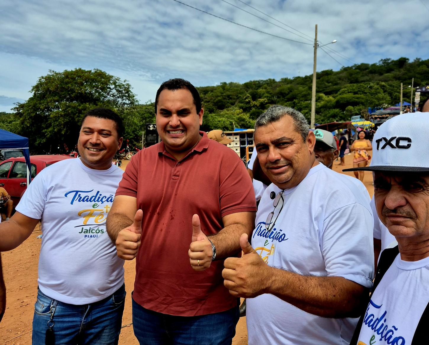 Nenem de Edite participa da tradicional Missa do Morro dos Três Irmãos em Jaicós ao lado de Georgiano Neto