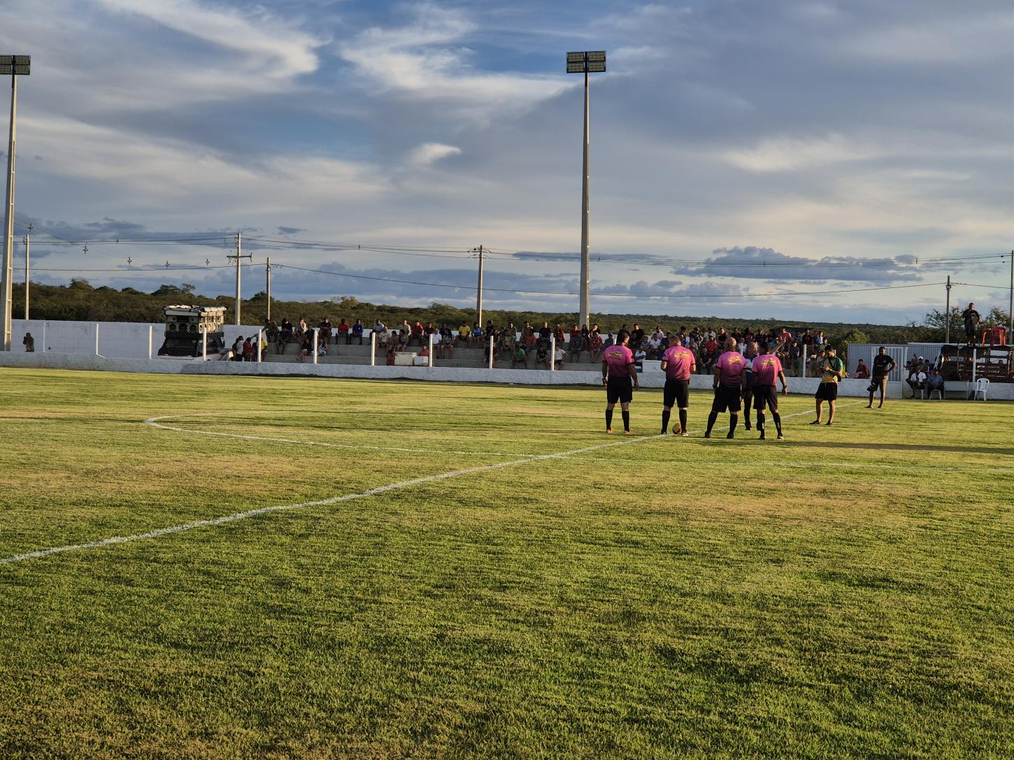 Equipe de arbitragem técnica se preparando para dar início a partida de futebol