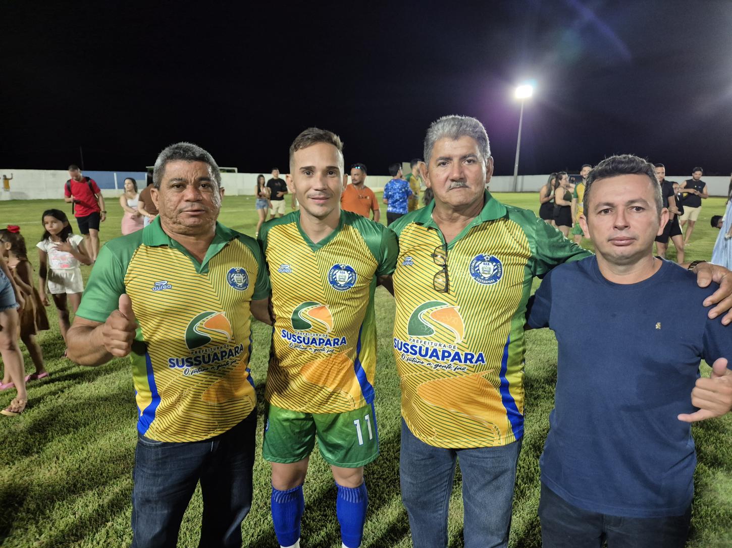 O atacante da seleção de Sussuapara Bruno posa para foto juntos com apoiadores do esporte local