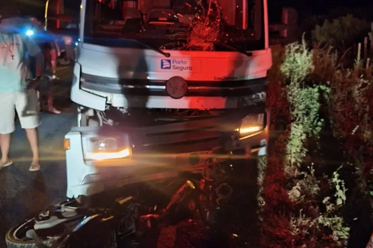 Na imagem é possível ver um caminhão completamente destruído após acidente em Itainópolis Piauí