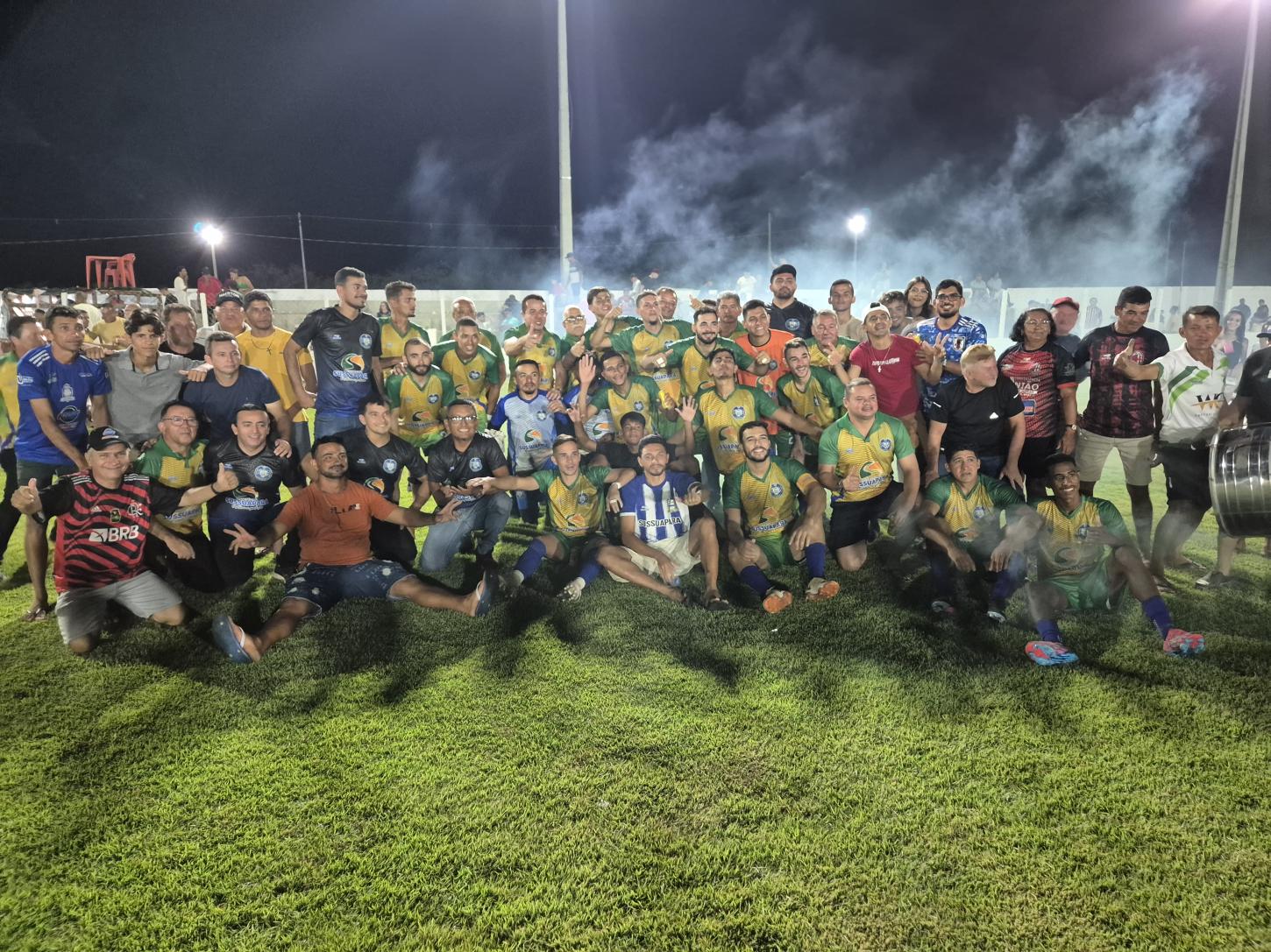 Seleção de Sussuapara pós jogo em comemoração na foto vemos jogadores e torcedores comemorando juntos