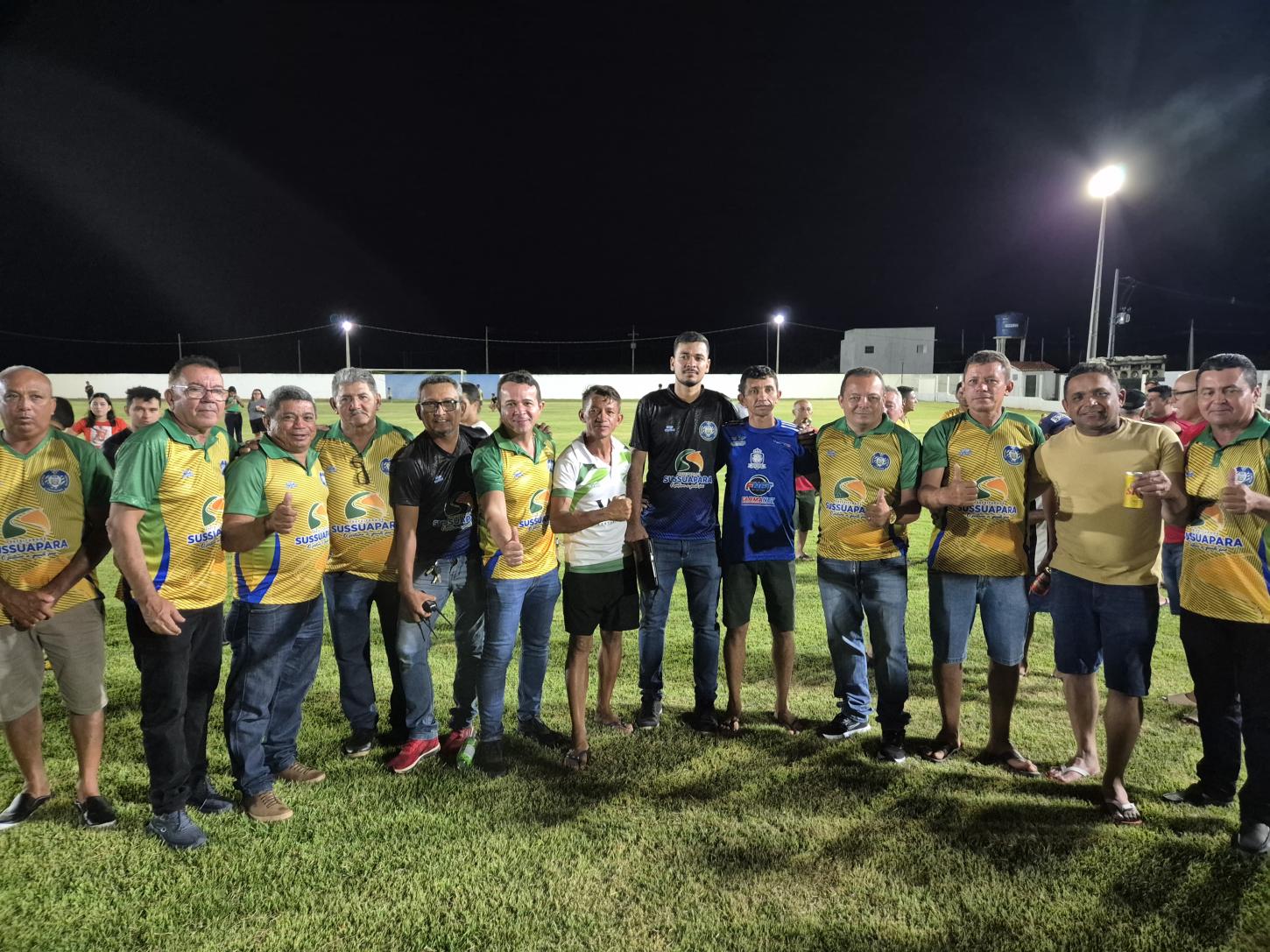 Prefeito Naerton moura alguns  jogadores e torcedores posam para fotos após vitória