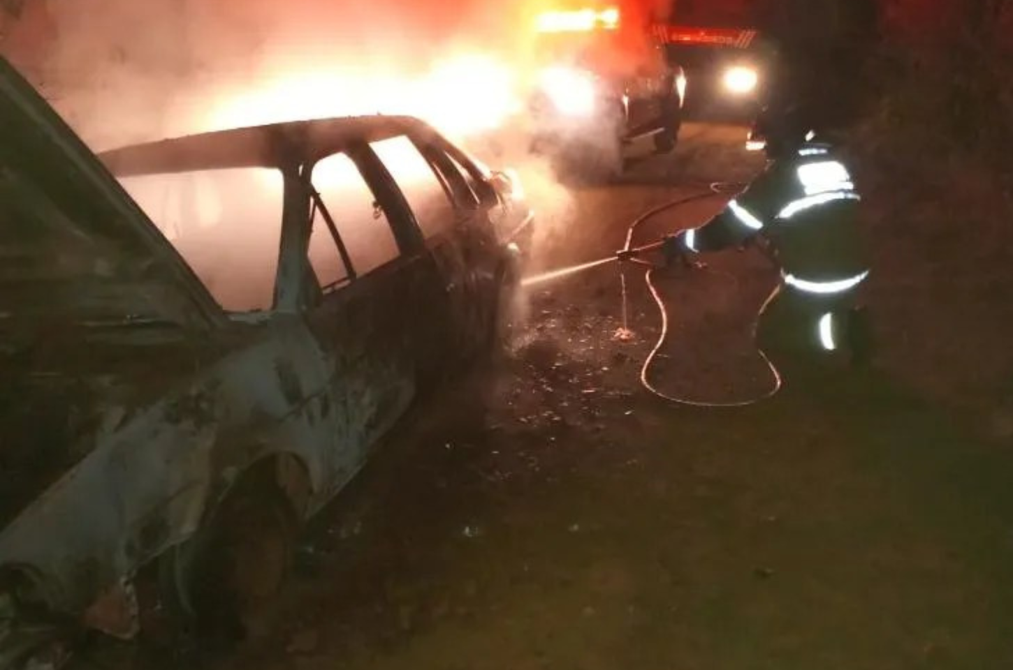 Santana é destruído por incêndio em estrada vicinal na zona rural de Oeiras