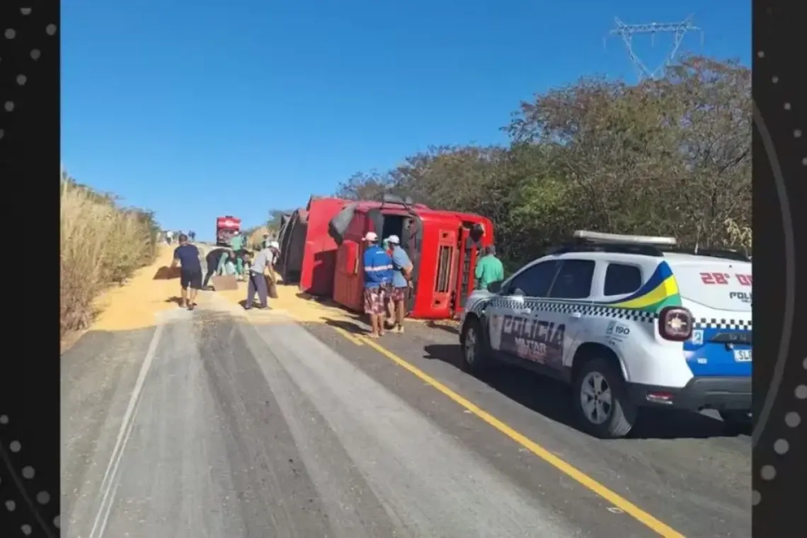 Caminhão carregado de milho tomba e interdita BR-324 em Canto do Buriti