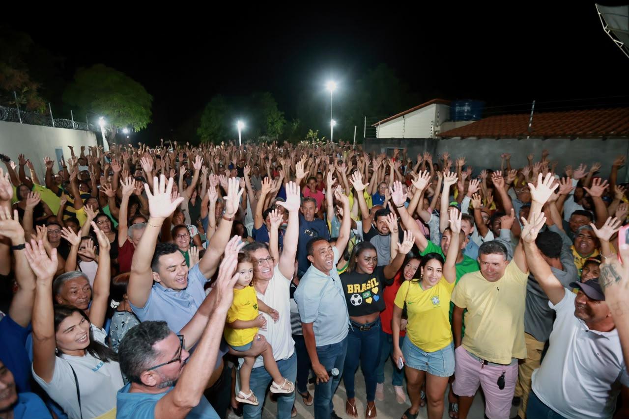 O pré-candidato a governador Joel Rodrigues, presidente do Progressistas do Piauí, foi recebido por uma verdadeira multidão na cidade de Curimatá, Sul do estado, na noite desta sexta-feira (19).