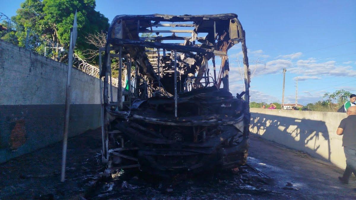 Ônibus escolar é destruído por incêndio em frente a colégio na Zona Sudeste de Teresina