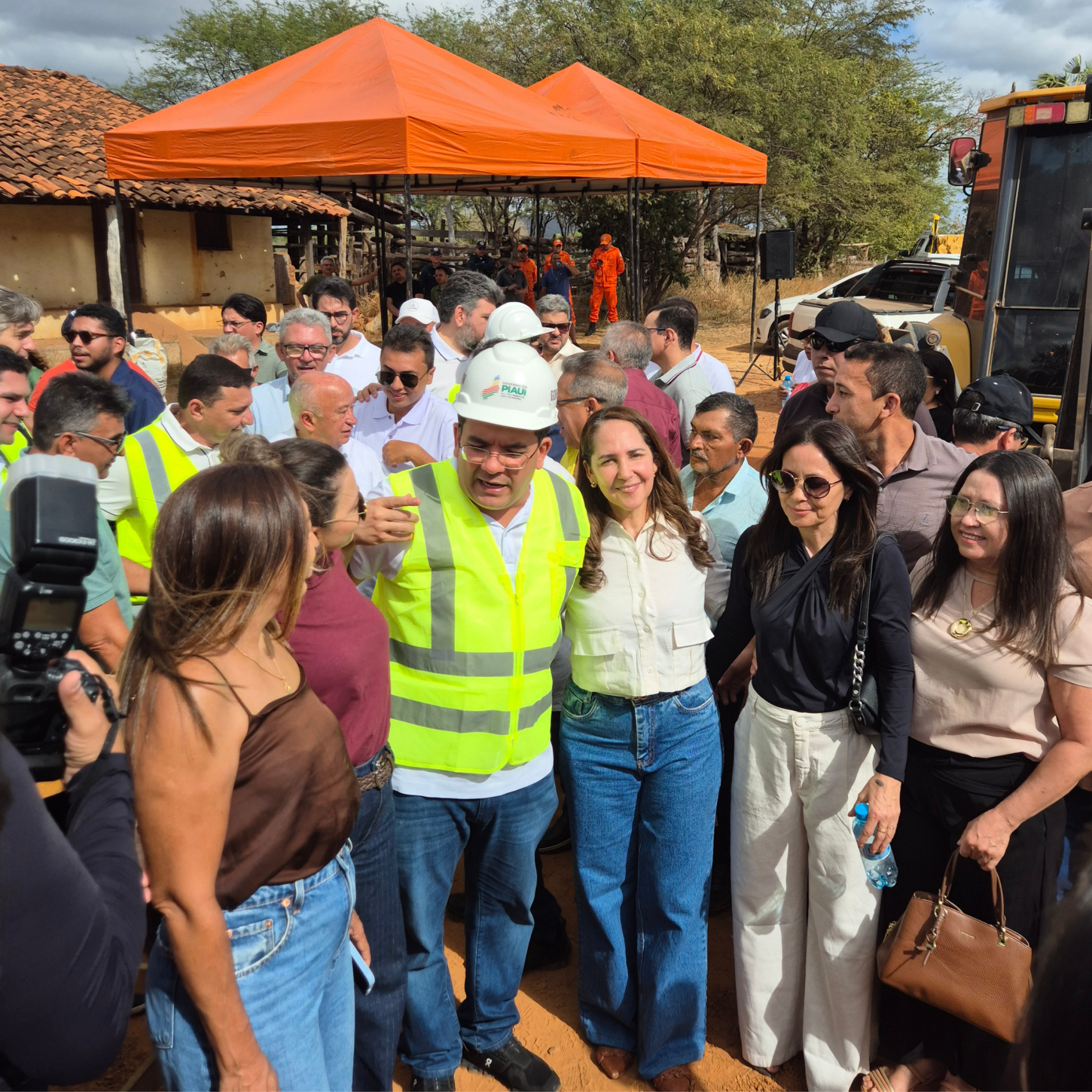 Governador do Rafael fonteles e comitiva durante visita à macrorregião de picos