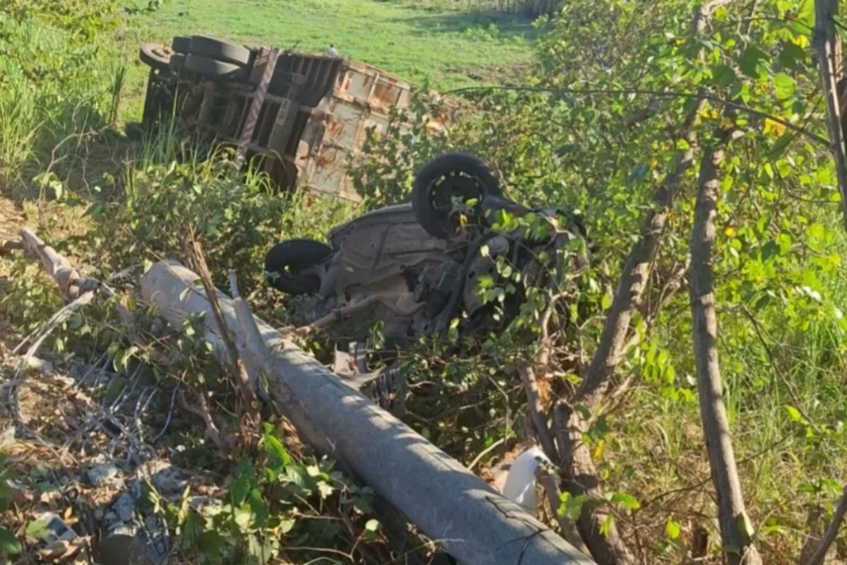 Caminhão tomba na zona Norte de Teresina, atinge carro e derruba poste; mulher fica ferida