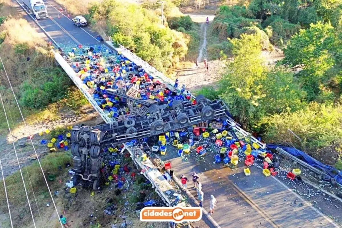 Carreta carregada de cerveja tomba após colisão com caminhão e interdita BR-316 em Francisco Macedo