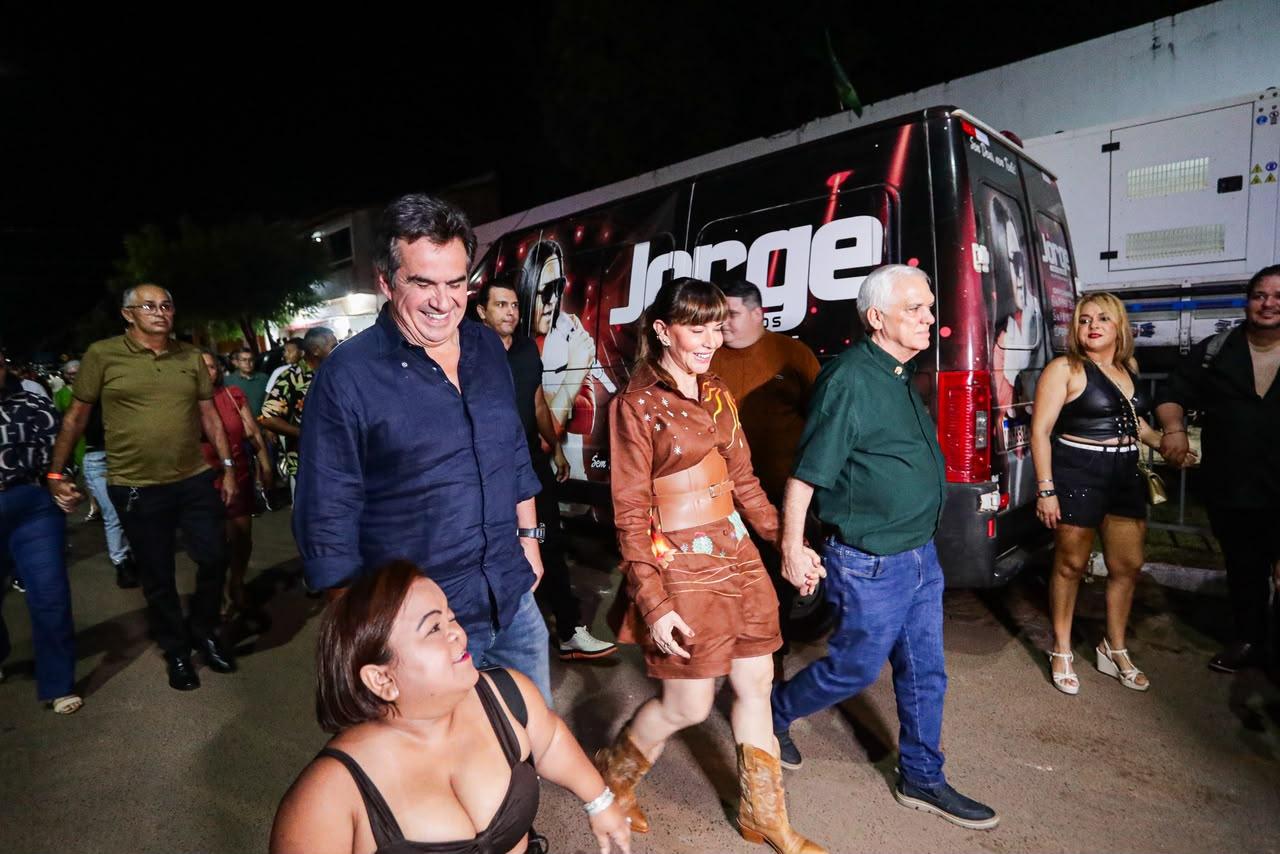 Ciro Nogueira, ao lado da prefeita Ivanária e do vice-governador Themístocles, prestigia São João da Esperança