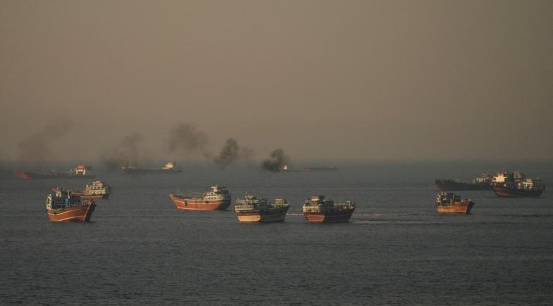 EUA bombardeiam alvos no Irã após ataques a navios no Estreito de Ormuz; tensão entre os países aumenta