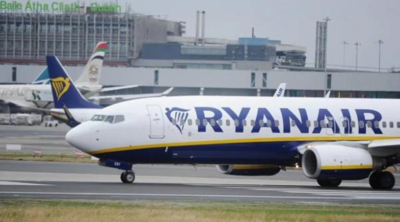 Janela se desprende durante voo da Ryanair e passageiro é parcialmente puxado para fora da aeronave