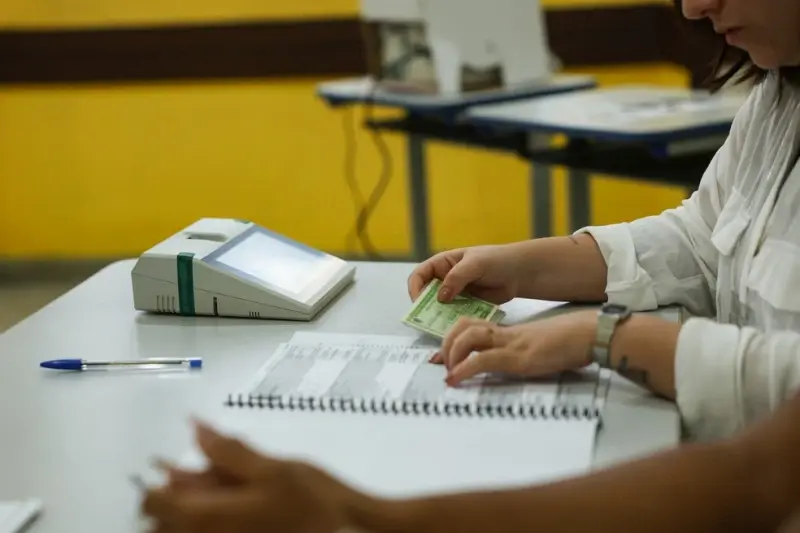 Justiça Eleitoral começa convocação de mesários para as Eleições 2026; veja quem pode ser dispensado e os benefícios da função