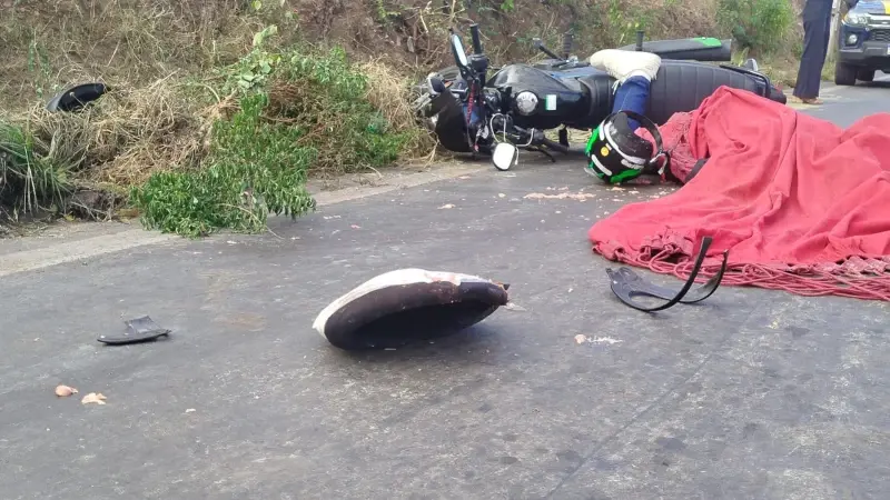Passageiro de moto por aplicativo morre após colisão com caminhão na BR-343, em Teresina