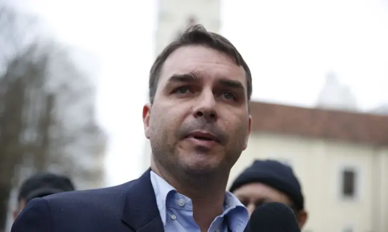 PF avalia acionar Interpol para rastrear recursos ligados à produção de filme envolvendo Flávio Bolsonaro