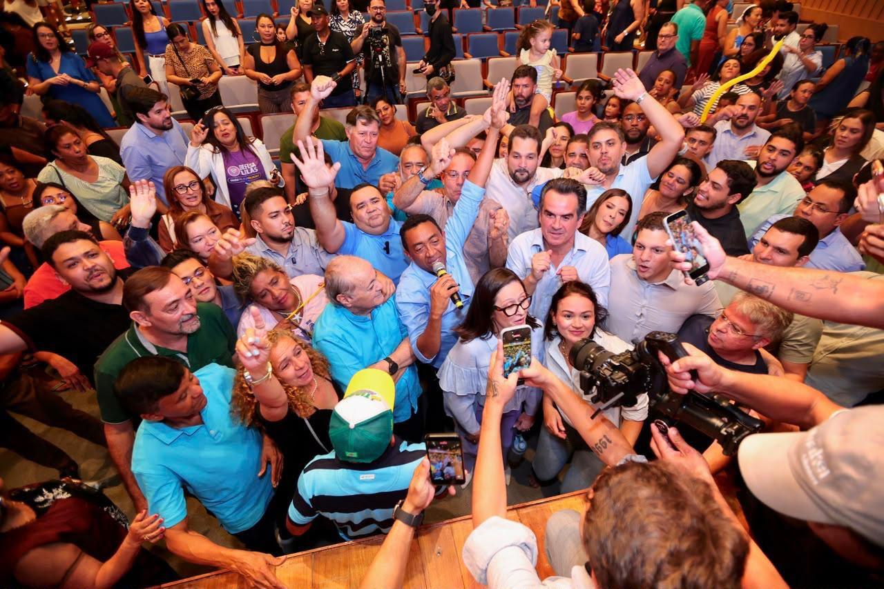 Na imagem uma multidão acompanha Joel Rodrigues durante seu discurso no Sesc Cajuína