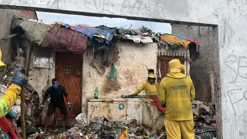 Prefeitura inicia retirada de materiais acumulados em residência e oferece apoio social ao morador