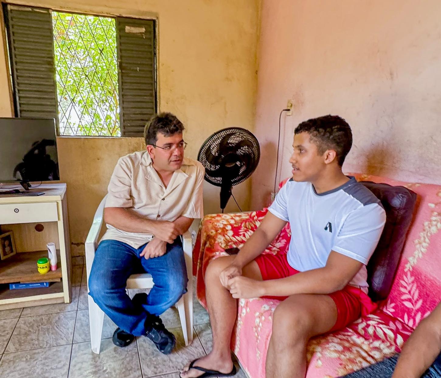 Rafael Fonteles destaca educação ao conhecer histórias de estudantes da rede pública