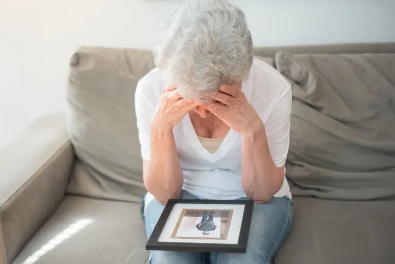Esquecimento é sintoma de Alzheimer? Veja os sinais e quando procurar ajuda médica