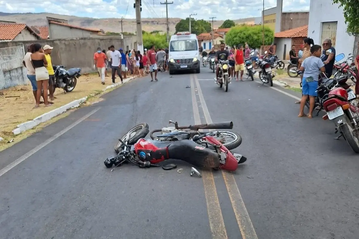 Homem e adolescente de 17 anos morrem após motocicleta bater em poste no Piauí