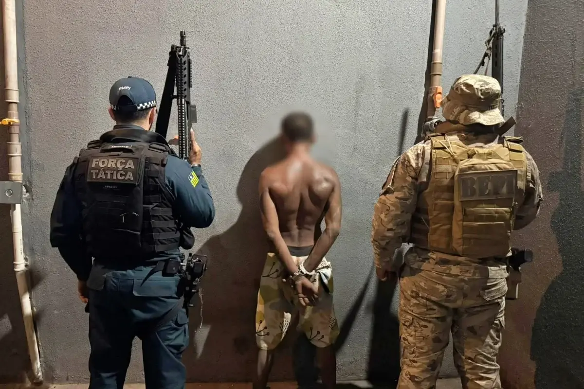 Homem é preso com mais de 120 invólucros de drogas durante operação em Picos