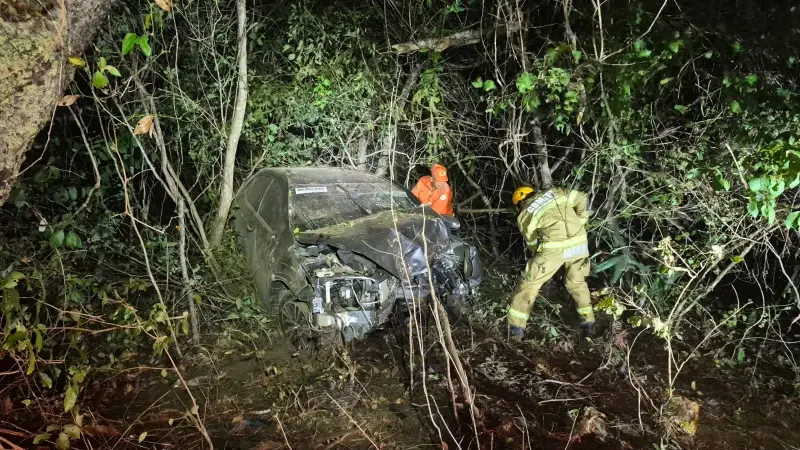 Mulher presa em veículo após acidente aciona bombeiros e é resgatada na BR-343