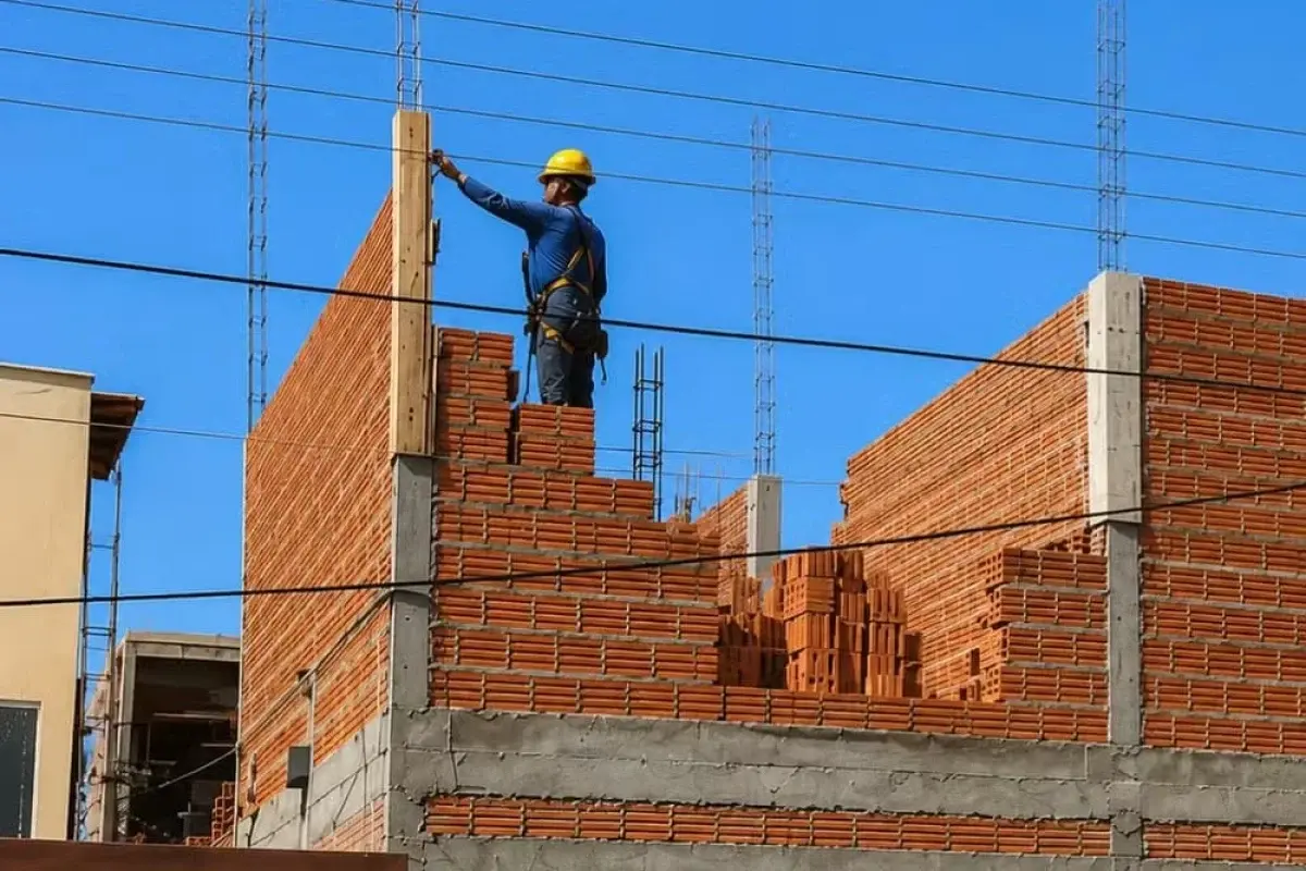 Obras próximas à rede elétrica exigem cuidados para evitar acidentes graves
