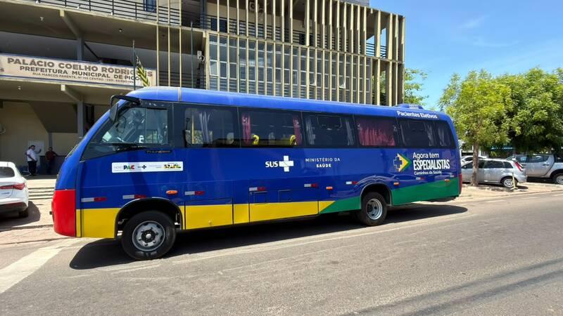 Picos recebe novo micro-ônibus do Ministério da Saúde para transporte de pacientes