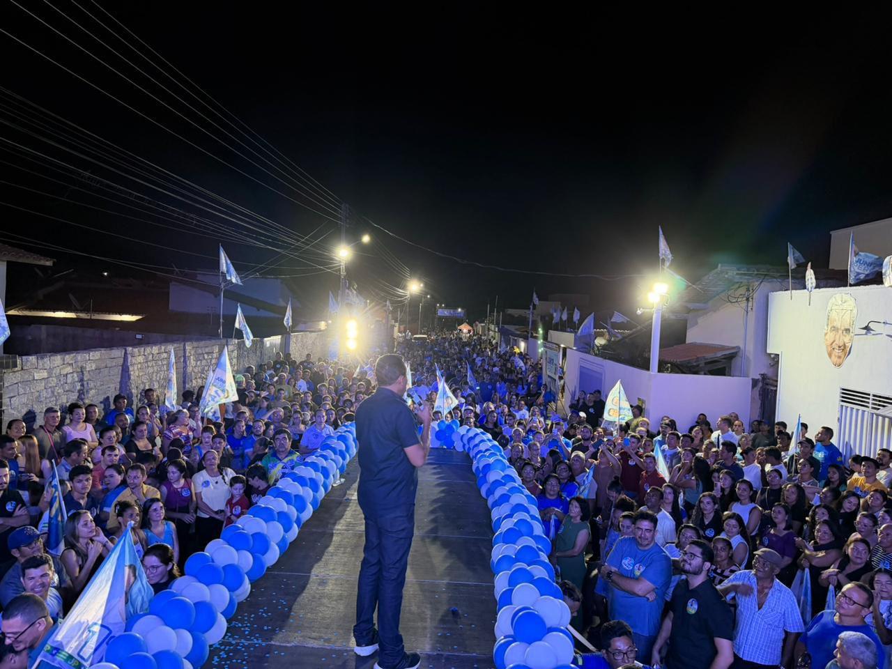 Joel e Ciro são recebidos por multidão em evento de Júnior Percy em Buriti dos Lopes