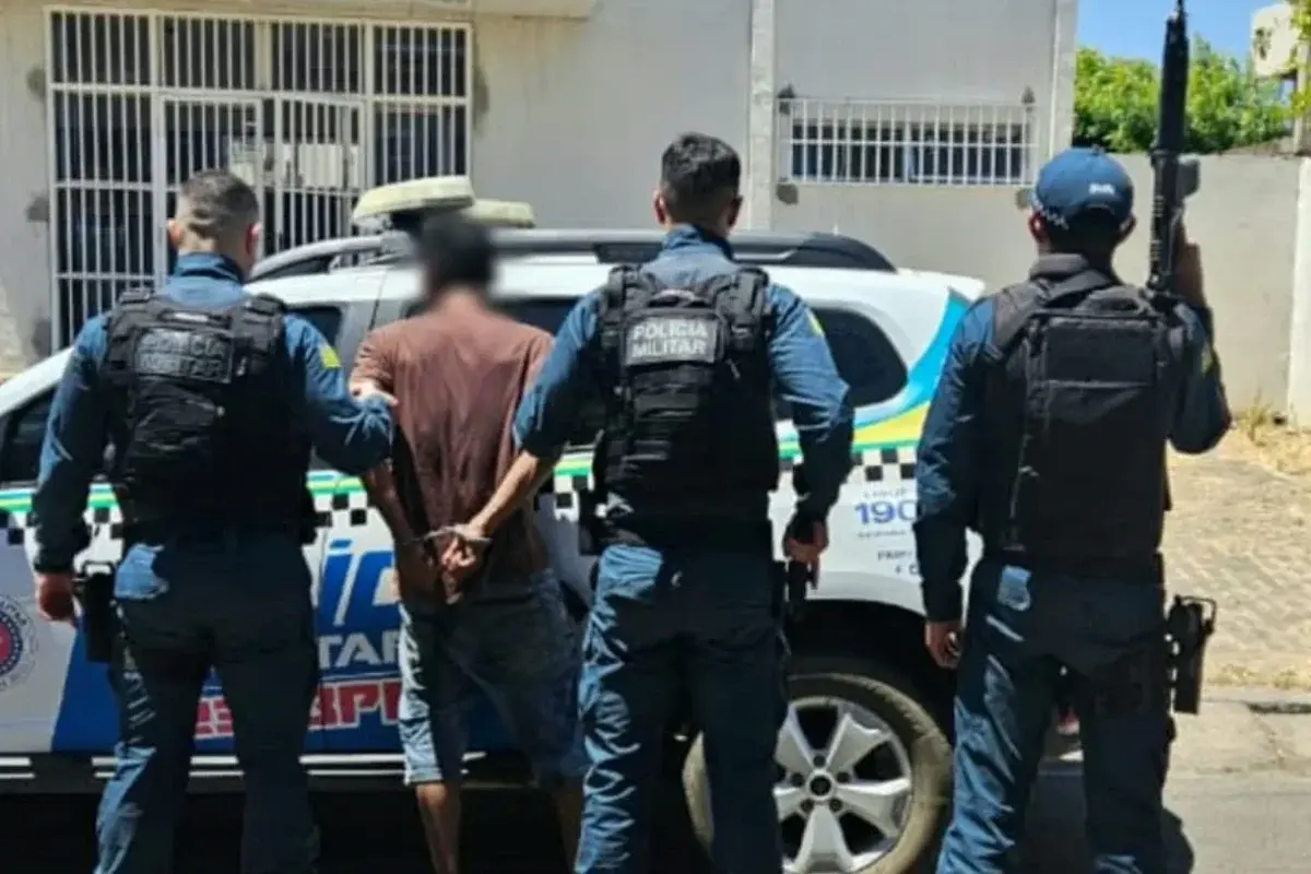 Abordagem da PM termina com prisão de homem e apreensão de drogas em Elesbão Veloso