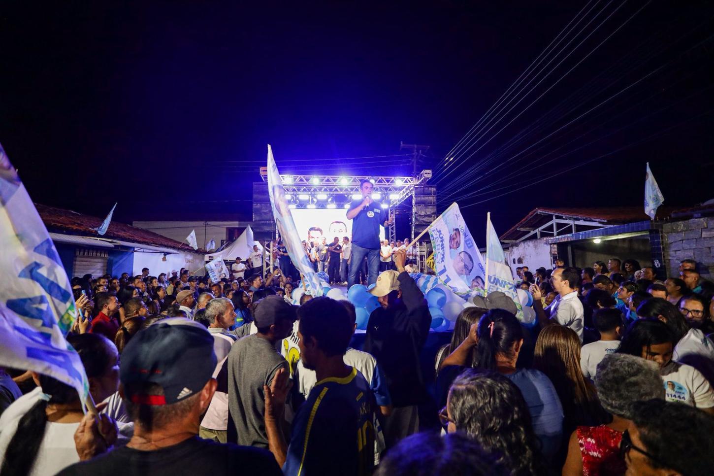 Joel e Ciro são recebidos por multidão em evento de Júnior Percy em Buriti dos Lopes
