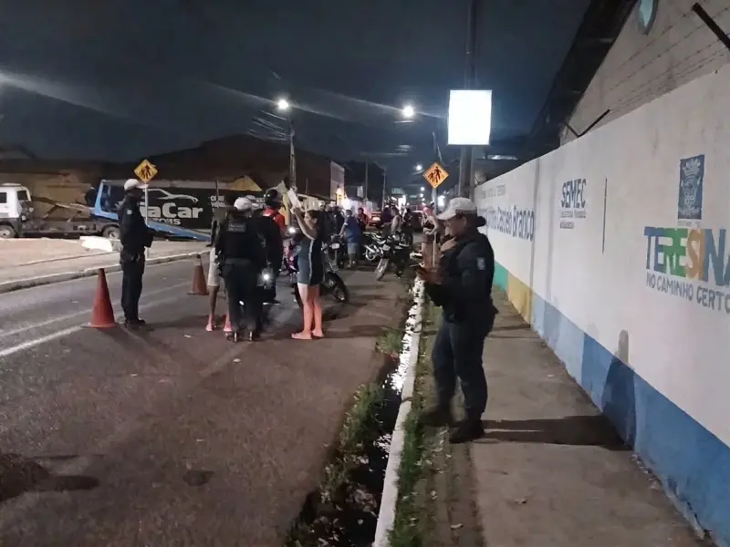 Dois carros e 17 motocicletas são removidos durante fiscalização de trânsito em Teresina