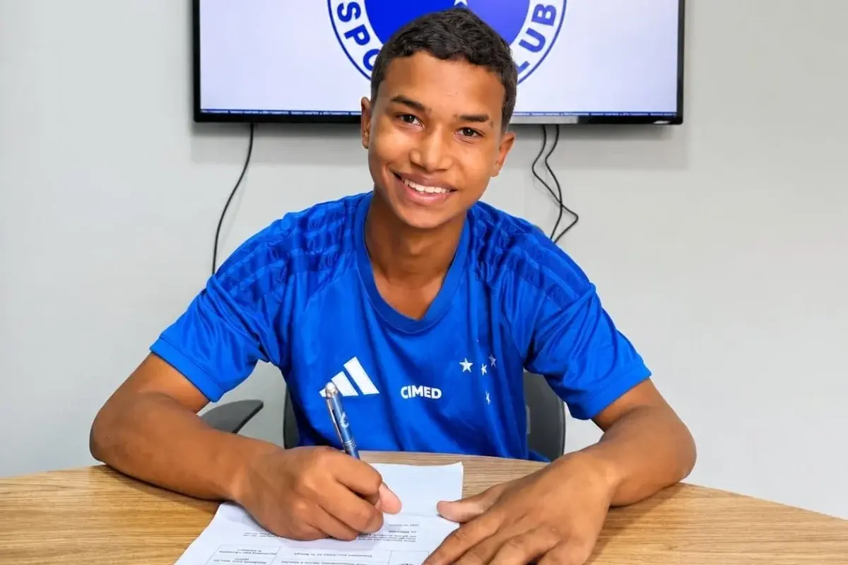 Aos 15 anos, atacante de Teresina é contratado pelo Cruzeiro e assina até 2030